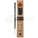 Ein einzelner schwarzer, verkohlter amber incense stick mit holzbasis steht neben seiner kartonverpackung sagrada madre naturbernstein