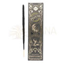 Ein schwarzer räucherstab mit hellem ende neben der sagrada madre ritual verpackung mit gold weißer verzierung