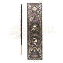 Ein schwarzer, strukturierter räucherstab mit hölzernem ständer neben sagrada madre vollmond ritualverpackung mit gold-lila mond- und handillustrationen