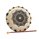 Schamanentrommel mit mandala-motiv in creme mit schwarzem design und handgefertigtem rahmen aus natürlichen materialien bei mana shop