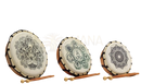 Drei handgefertigte rahmentrommeln mit mandala-motiv und schwarz-weißen symbolmustern im mana shop image to zoom