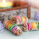 Weißer Salbei mit Rosenblüten Chakra-Smudge Stick, Räucherbündel für energetische Reinigung, 30g, von Schirner Verlag.