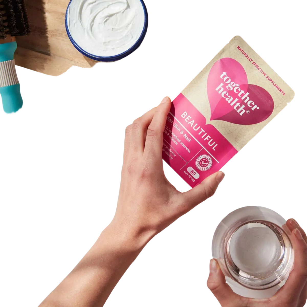 Schön Vitaminpräparat von Together Health für Haare, Haut und Nägel, in rosa Verpackung, als Nahrungsergänzungsmittel.