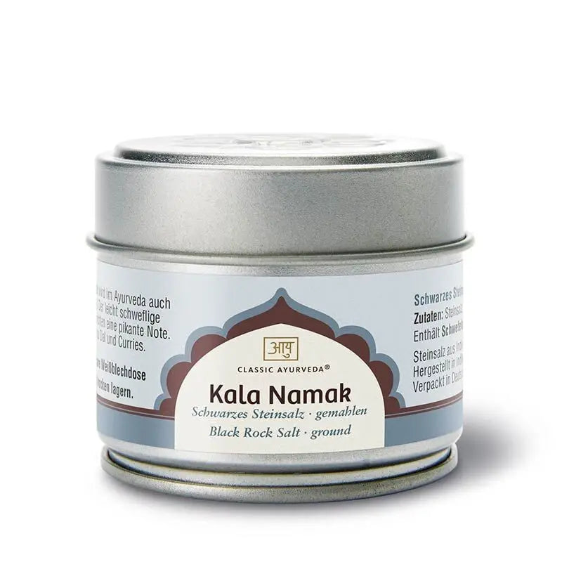 Gemahlenes schwarzes Steinsalz (Kala Namak) von Classic Ayurveda, 70g, in einer schwarzen Salzpackung.