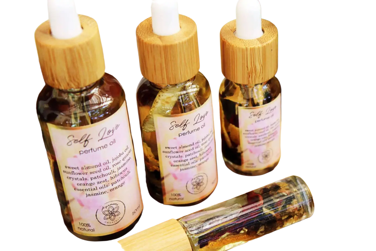 Ayamani Naturals Self Love Ritualöl mit Rosenquarz, ätherischen Ölen, als Parfüm- oder Badeöl, in eleganter Flasche.