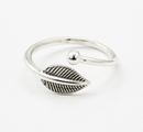 Verstellbarer Silber Fingerring mit Blattmotiv, Schmuck von Shanti Enterprise, symbolisiert Wandel und Naturlichkeit.