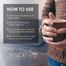 Braune keramiktasse in den händen gehalten für shilajit harz reine himalaya shilajit mit fulvinsäurequalität