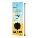 Ein einzelner honigstab dunkelbernsteinfarben mit glänzendem, durchscheinendem finish neben gelb-blauer verpackung siberiangreen mit 8 prozent shilajit für natürliche energie mana shop