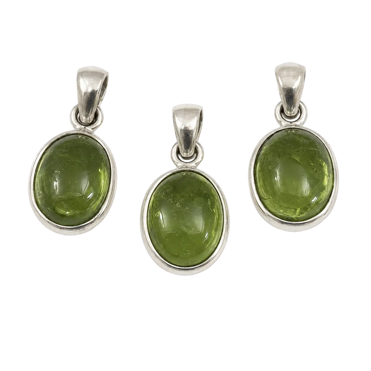 Handgefertigter Silberanhänger mit Peridot, eleganter Schmuck, voller Harmonie und feiner Verarbeitung von Ananta Lienhard.