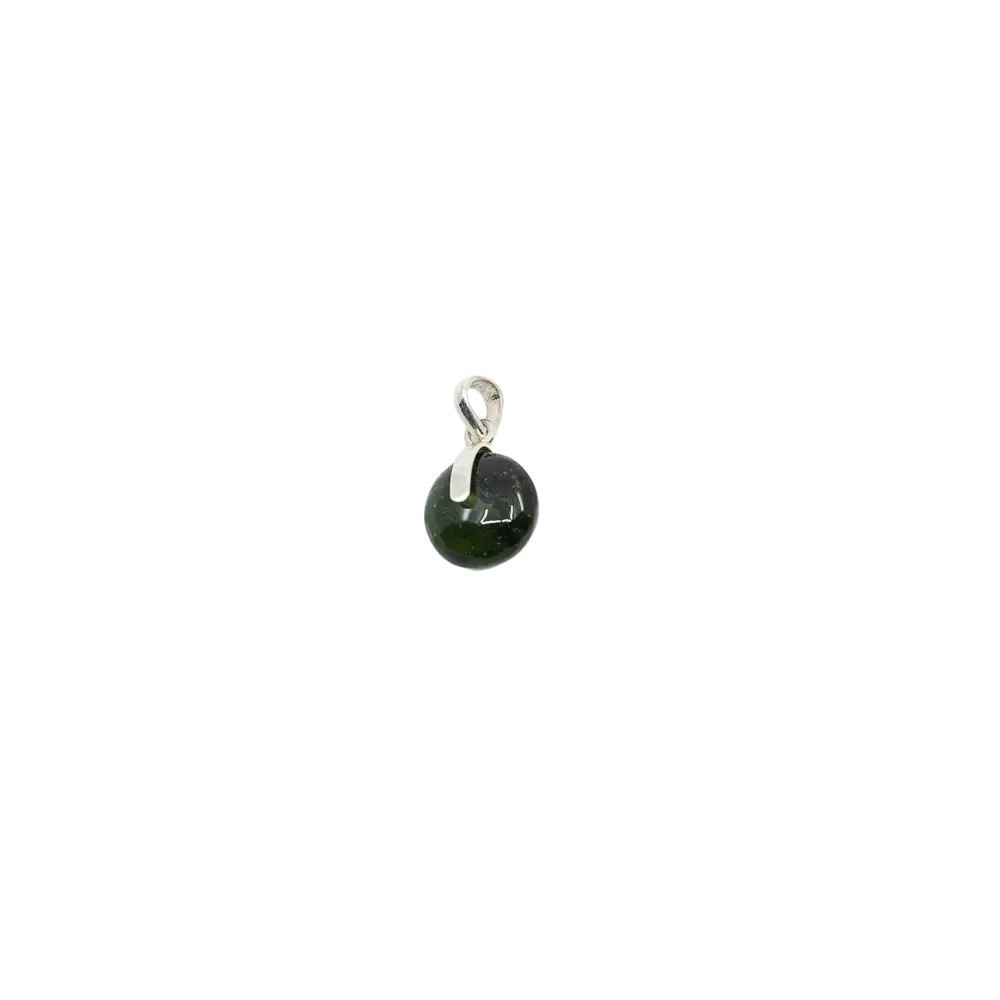 Silberschmuck-Anhänger „Moldavit Geschliffen“ von Ananta Lienhard, spiralförmiger Anhänger mit grünem Moldavit in Silberfassung