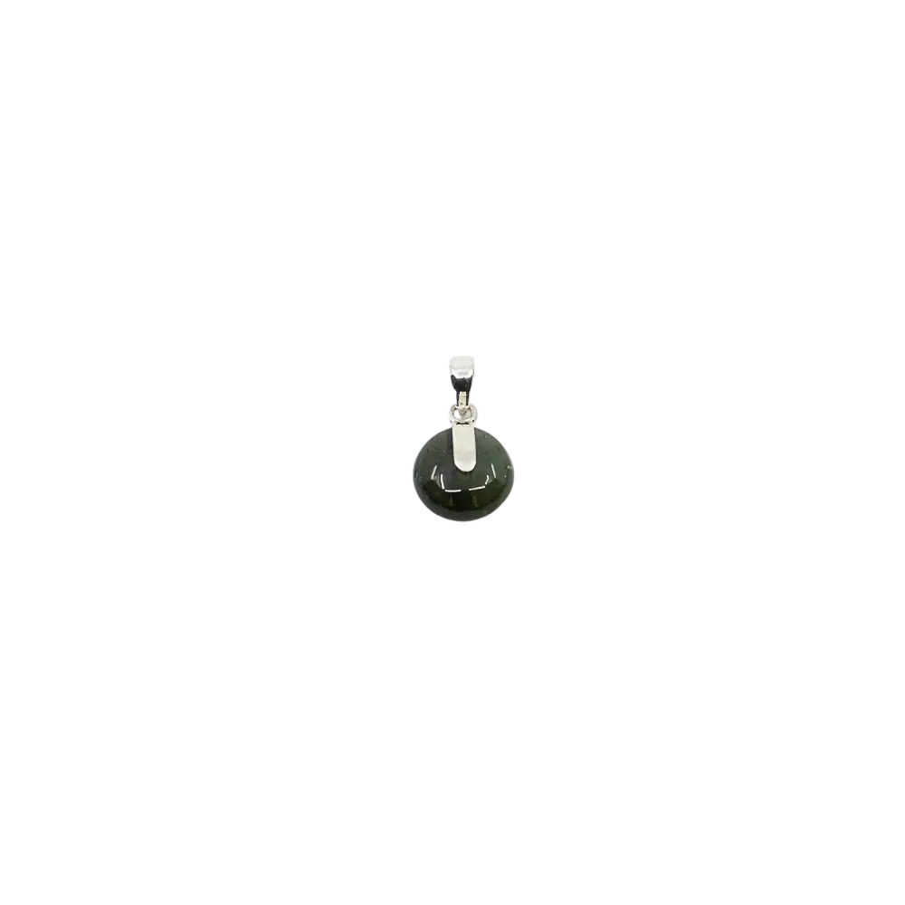 Silberschmuck-Anhänger mit geschliffenem Moldavit, von Ananta Lienhard, symbolisiert Transformation und spirituelle Erhebung