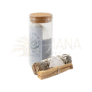 Ein klares glas mit korkverschluss enthalt getrockneten salbei und bergkristalle im spirituellen geschenkset zur energetischen reinigung mit palo santo