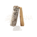 Ein smudge set mit getrocknetem salbei gebündelt mit naturlinie neben einem palo santo holz für energetische reinigung und spirituelles geschenkset