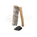 Ein bundle getrockneter salbei mit einer holz-palo santo und einem dunkelgrauen kohle-stück für energetische reinigung im spirituellen geschenkset