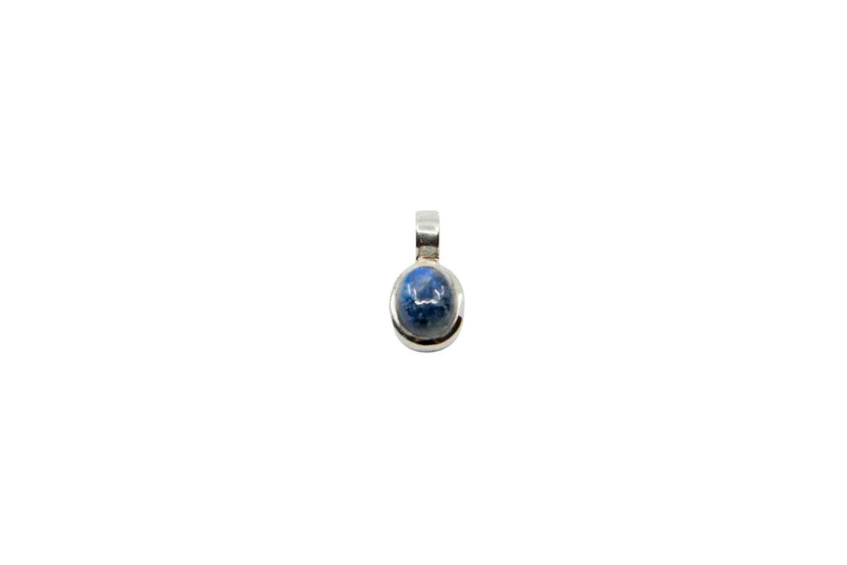 Sodalith Anhänger aus 925 Sterling Silber, handgefertigter Edelstein Schmuck, detailreiche Gestaltung, elegantes Design.