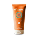 Eine orangefarbene 150-ml-Tube der Lakshmi SUNVEDA Sun Protection LSF 50 Sonnencreme, mit einem farbenfrohen Mandala-Design und hellem Verschluss.