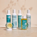 Apeiron Keshawa Vital Shampoo für Haare, Spa Vivent, 200ml Flasche mit weißem Shampoo in der Hand gehalten