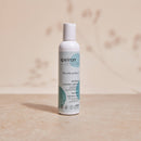 Apeiron Keshawa Volumen Spülung für Haare von Spa Vivent in 200ml Flasche, zeigt die Spülung in einer eleganten Verpackung