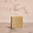 Apeiron Pflanzenöl-Seife Brahmi von Spa Vivent, 100g, mit natürlicher Brahmi-Formulierung, zeigt die Seifenform in einer natürlichen Umgebung.