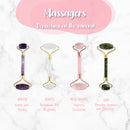 Vier spiky jade und roller massagegeräte aus grünem jade, rosenquarz, amethyst und bergkristall mit goldfarbenen griffen von mana shop