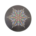 Bunte spirituelle dekoration auf vinyl schallplatte mit mandala dot art auf schwarzer oberfläche