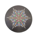 Bunte spirituelle dekoration auf vinyl schallplatte mit mandala dot art auf schwarzer oberfläche