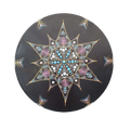 Schwarze vinyl schallplatte als spirituelle dekoration mit filigranen mustern in rosa, blau und gold dotwork
