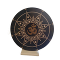 Schwarze runde spirituelle dekoration auf vinyl schallplatte mit goldenem om symbol und mandala aus weißen und goldenen perlen