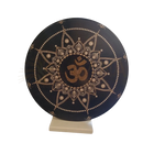 Schwarze runde spirituelle dekoration auf vinyl schallplatte mit goldenem om symbol und mandala aus weißen und goldenen perlen