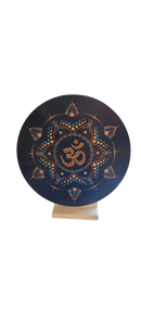 Schwarze vinyl schallplatte mit spiritueller dekoration mandala und om symbol in gold und blauem punktmuster