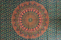 Ritualtuch mit Mandala-Design, 200x220cm, handgefertigt von Sundara Handicrafts, bunte und detaillierte Wanddekoration.