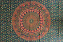 Ritualtuch mit Mandala-Design, 200x220cm, handgefertigt von Sundara Handicrafts, bunte und detaillierte Wanddekoration.