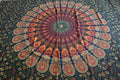 Grünes Ritualtuch mit Pfauen-Mandala, 200x220cm, handgefertigt von Sundara Handicrafts auf Wandtuch für spirituelle Rituale