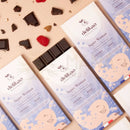 Dunkle Schokolade 70 % mit Safran und Kräutern von Delikao, Super Woman Süßigkeiten & Snacks, Nahaufnahme der Schokoladentafel