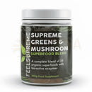 Ein durchsichtiges gefäß mit weißem schraubdeckel enthält 300g feels supreme greens and mushroom mischung mit lion’s mane und vitalpilzen