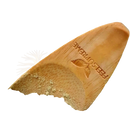 Ein hellbrauner holzlöffel mit feel supreme gravur liegt in einem behälter mit grüner pulvermischung aus lion’s mane greens and mushroom