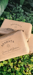 Zeremonieller Anahata Cacao von Tara Collective, roh und ungesüßt, als Geschenk oder zum Naschen in einer eleganten Verpackung.