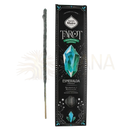 Ein einzelner dunkelgrauer incense stick neben der schwarzen und teal tarot-räucherwerk smaragd-edelstein verpackung mit smaragd kristall für tiefe entspannung