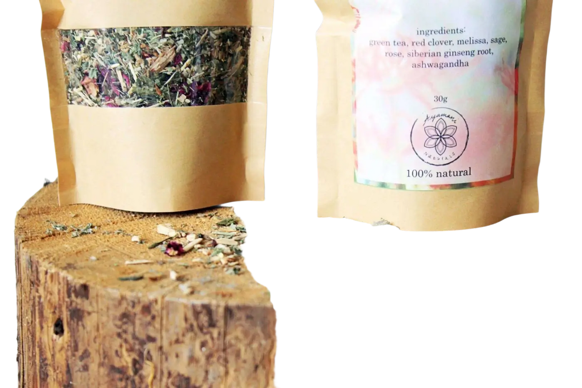 Tee Menopause Relief Grünteemischung von Ayamani Naturals, Kräutermischung für Ausgeglichenheit, in einer Tasse.