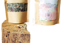 Zwei braune papiertüten mit 100% natürlicher tee menopause relief grünteemischung für hormonelles gleichgewicht