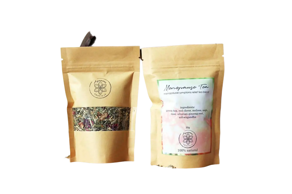 Ayamani Naturals Menopause Relief Grünteemischung, Kräutertee in einer transparenten Tasse mit grünen Kräutern, entspannte Atmosphäre