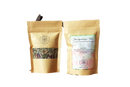 Zwei goldfarbene nachfüllbare pouches mit menopause tee und grüntee-mischung für hormonelles gleichgewicht und menopause relief
