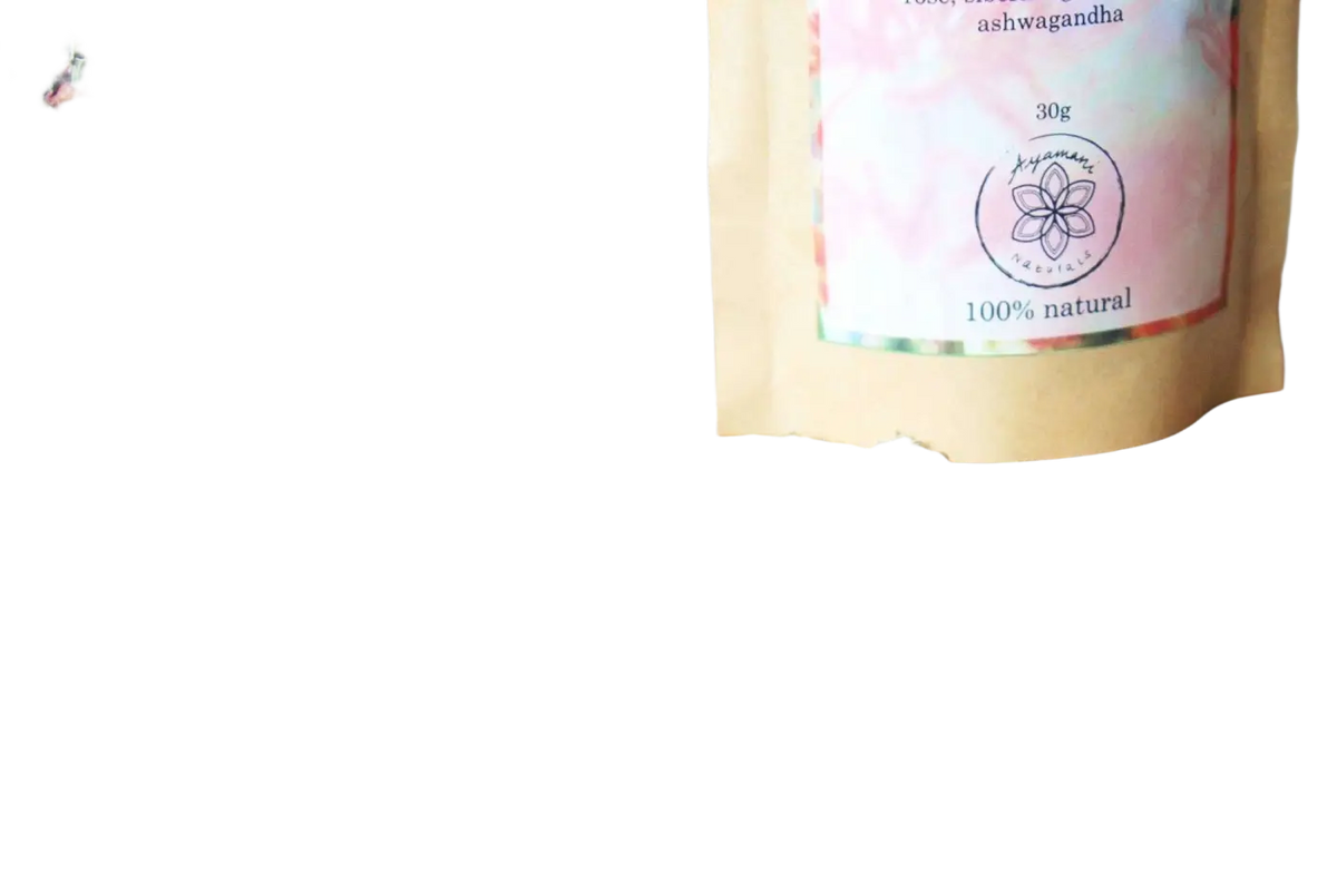 Ayamani Naturals Menopause Relief Grünteemischung, Kräutertee in einer Tasse mit grünen Blättern und Kräutern, für Ausgeglichenheit.