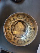 Tibet Klangschale „Buddha Shakyamuni“ aus Bronze mit Lotus, handgraviert, mit Mantra, ein Musikinstrument für Meditation.