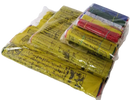 Gelbe tibetische buddhistische gebetsfahnen mit schwarzer schrift und abbildungen verpackt in klarsichtfolie