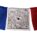 Weiße tibetische buddhistische gebetsfahne mit schwarzer schrift und blauen sowie roten borten für tibet buddhistische gebetsrituale