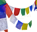 Bunte tibetanische gebetsfahnen mit tibetischem buddhistischem schriftenmuster in rot blau grün gelb und weiß
