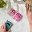 Nahrungsergänzungsmittel für die Wechseljahre von Together Health mit Vitaminen und Kräutern, in einer geöffneten Packung.