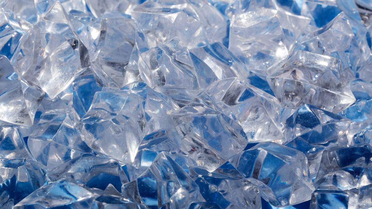 Klare, glitzernde Eiswürfel in Nahaufnahme