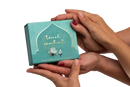 Tealfarbene rechteckige box mit goldfolienprägung und floralem design für touch mahaal touch coaching spiel zur intimen kommunikation
